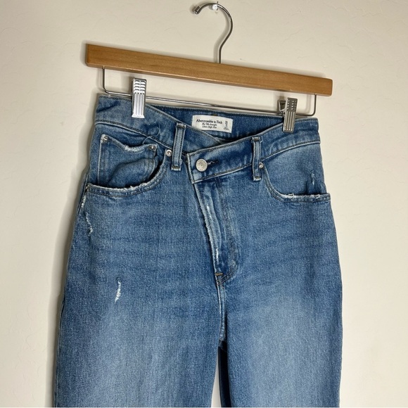 Abercrombie & Fitch 90s Straight Ultra High Rise Criss Cross Jeans - Picture 3 of 6